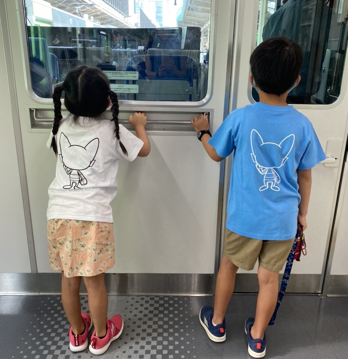 山添さんの夏休みの一コマ。電車好きのお子さんたちの後ろ姿をパシャリ。