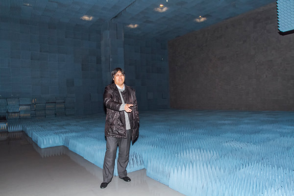 世界最大級を誇る電波暗室　（京都大学生存圏研究所　高度マイクロ波エネルギー伝送実験棟）