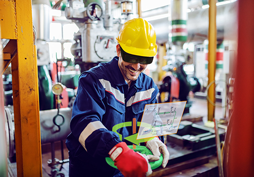 Inspecteur d'usine avec un casque jaune