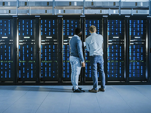 データ・センターでサーバーを見ている 2 人の男性