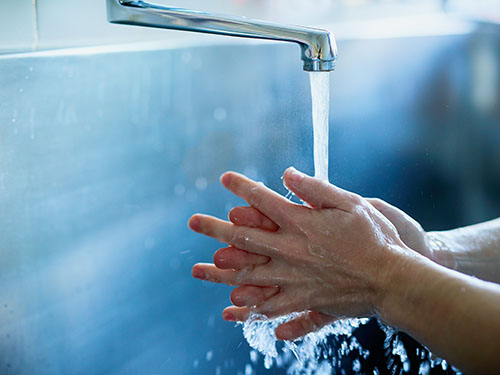 蛇口から出ている水での手洗い