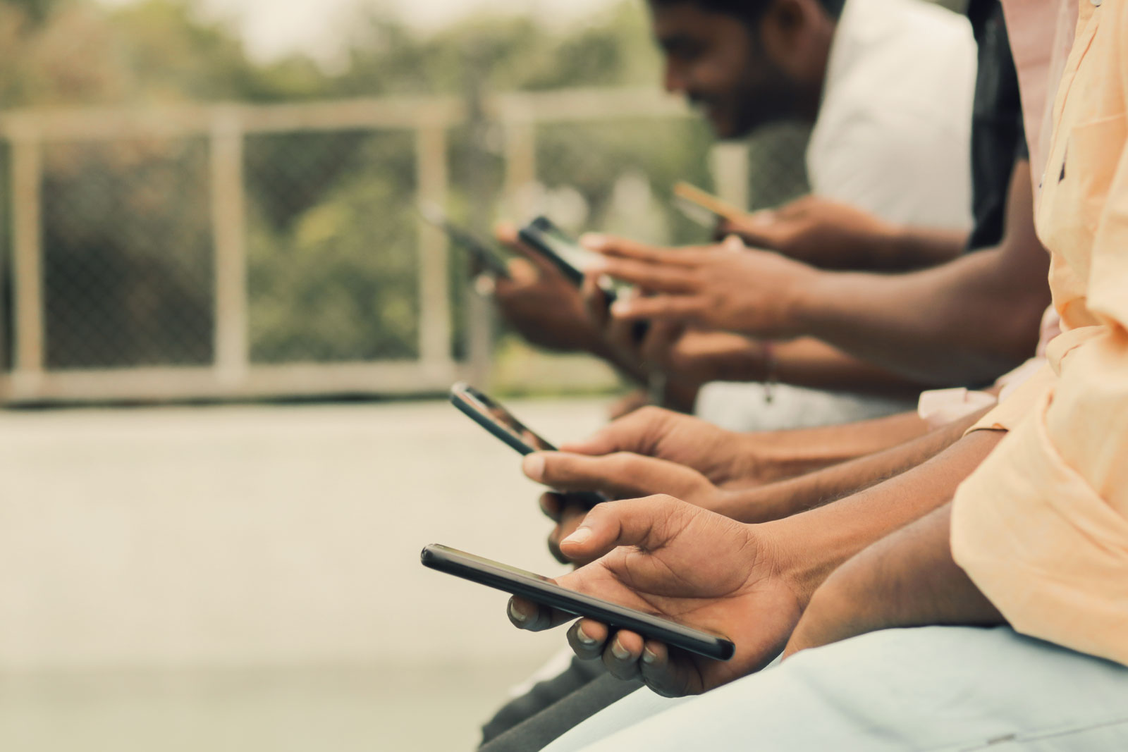 Una fila de personas con teléfonos inteligentes