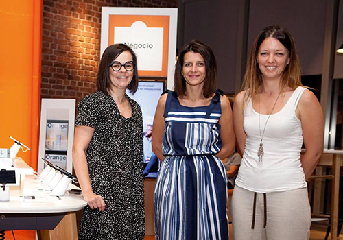 Tres mujeres de pie juntas