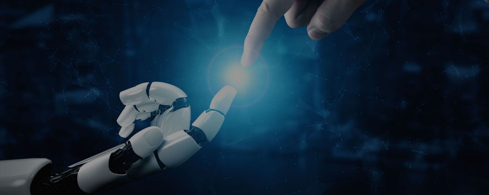 Robot di intelligenza artificiale futuristico e mano umana che si toccano