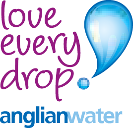 Anglian Water社のロゴ。紫と青で、右側に青い水滴のイメージが付いている。