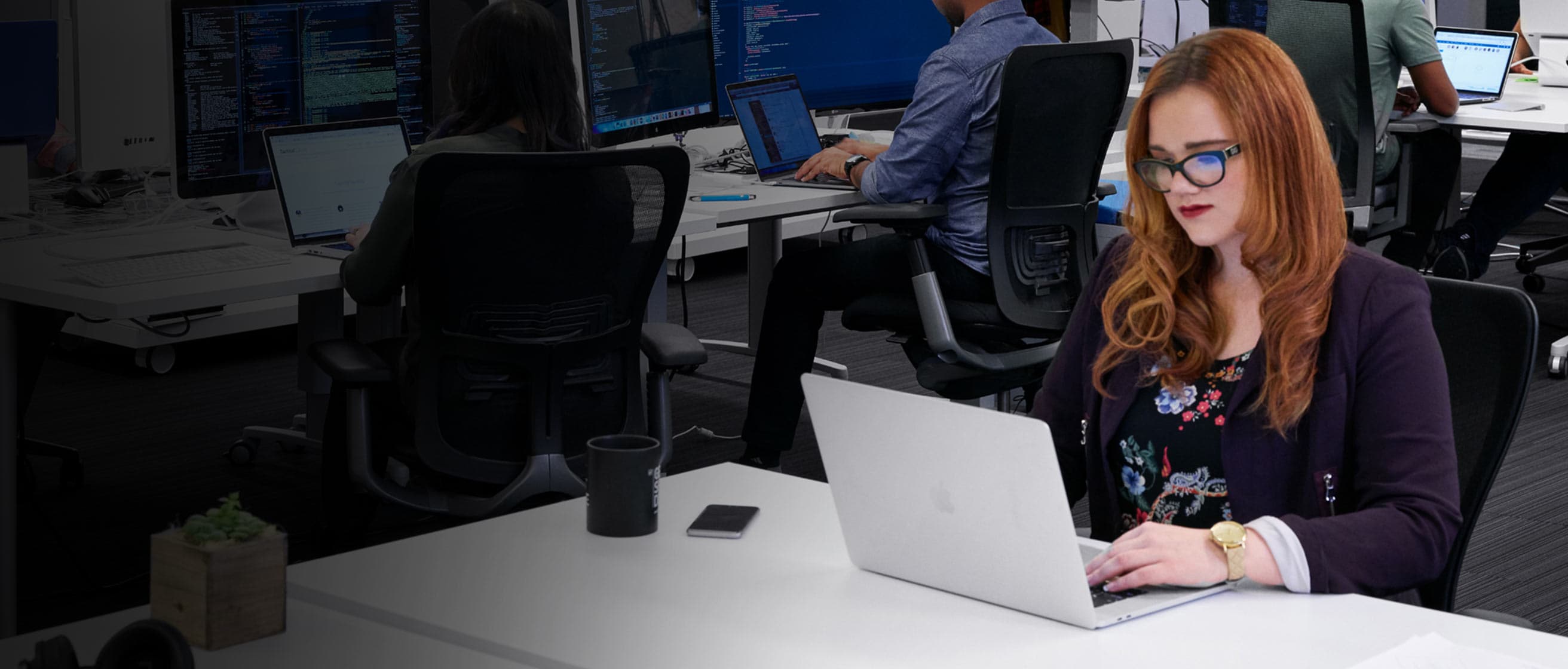 Persona trabajando en una computadora portátil en la oficina