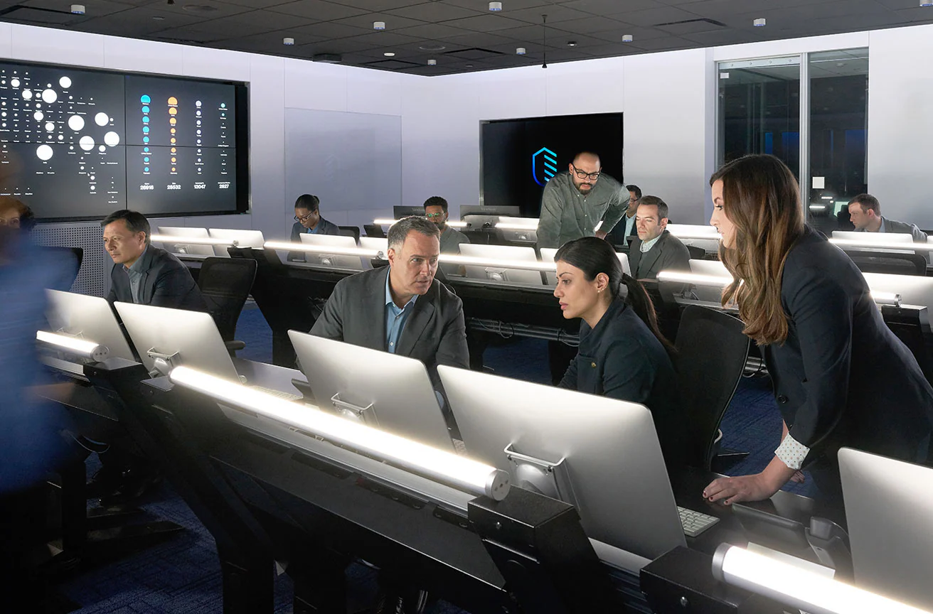 empresários trabalhando em um centro IBM Security X-Force