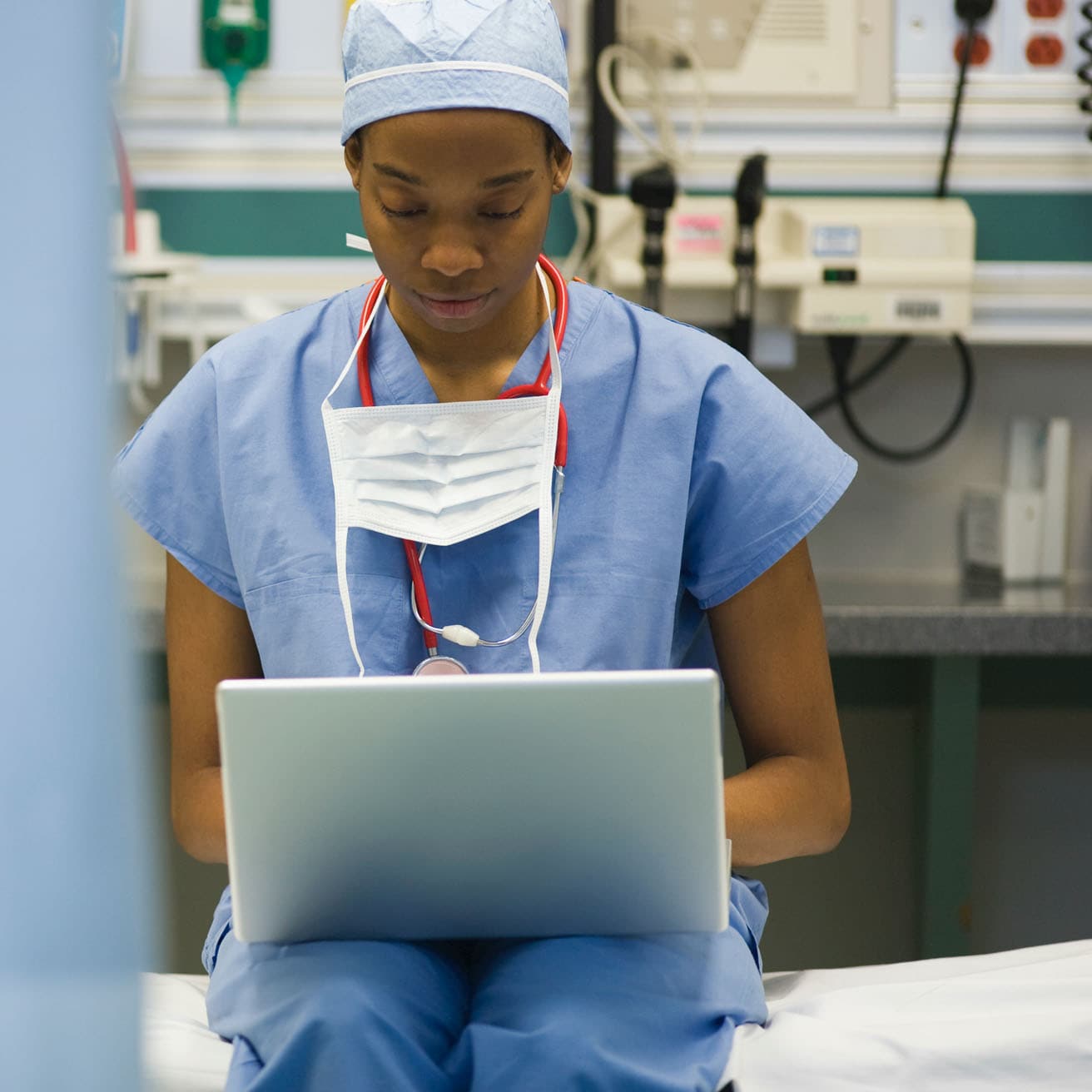 enfermera trabajando en la computadora portátil