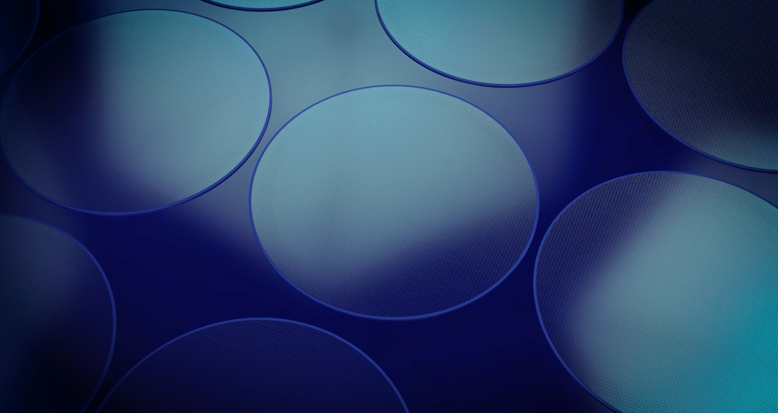 Immagine astratta ravvicinata di cerchi azzurri illuminati su sfondo blu scuro