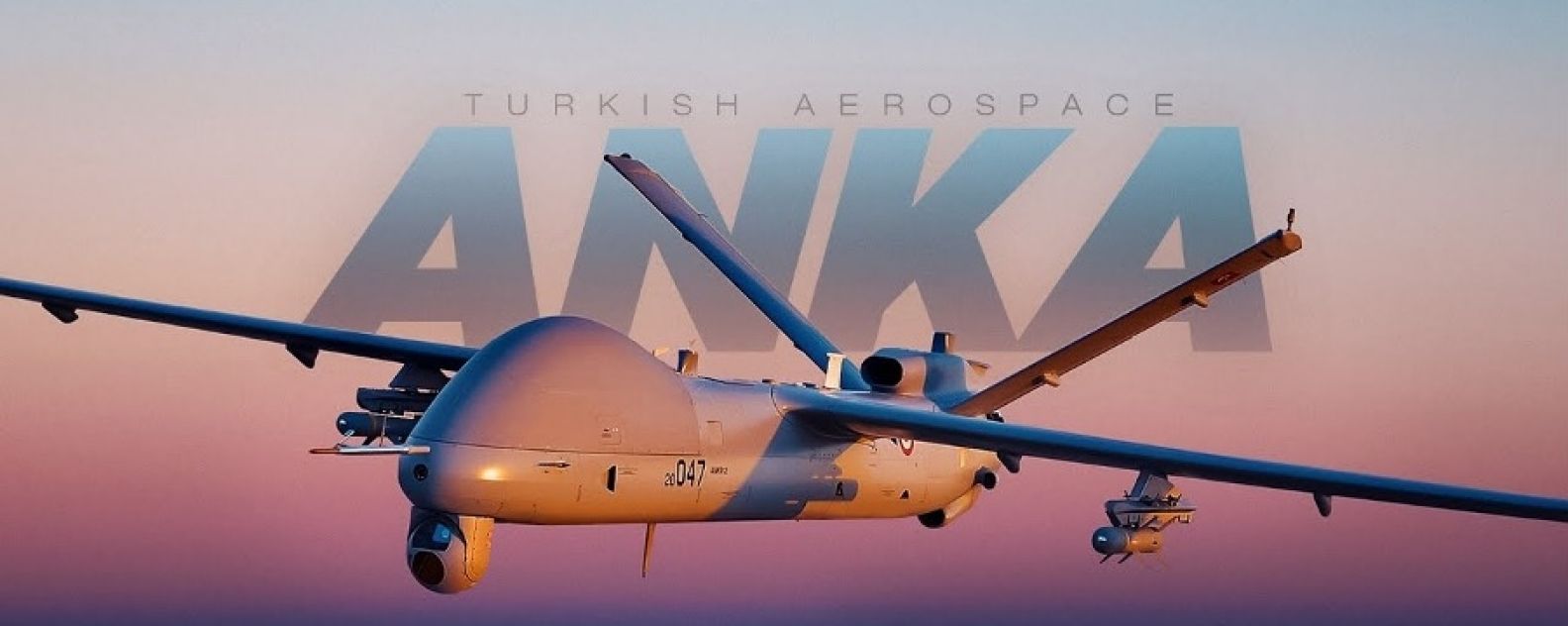 Close-up do UAV Anka no céu com o logotipo da empresa ao fundo