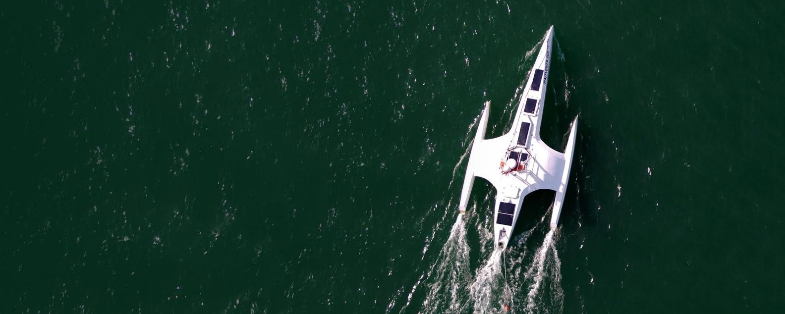 Vista aerea della nave da ricerca Mayflower Autonomous Ship durante la navigazione