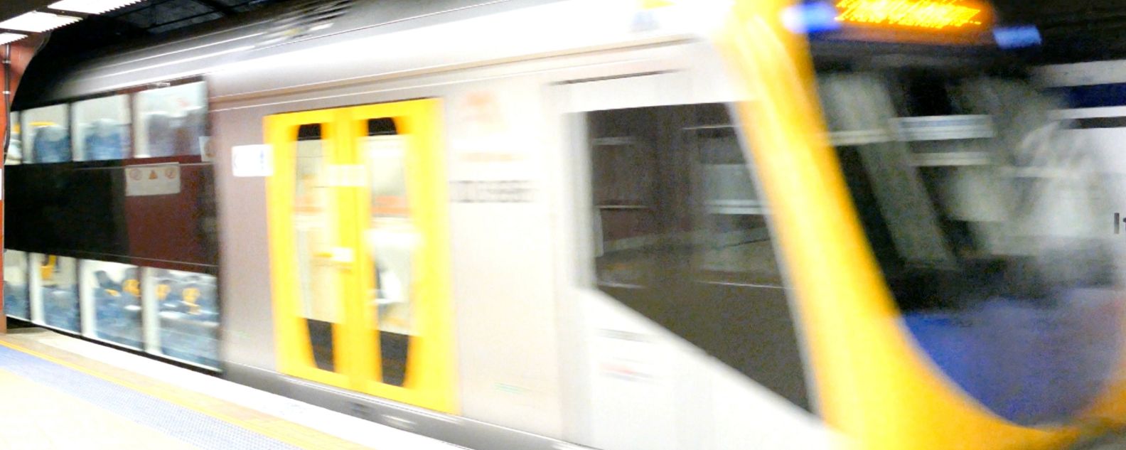 Tren del metro en movimiento sobre rieles subterráneos