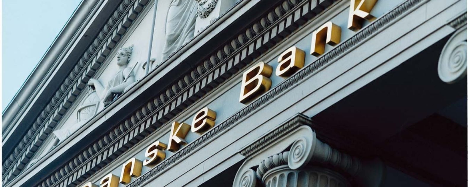 Fachada del edificio con columnas de la oficina de Danske Bank con el logotipo de Danske Bank visible