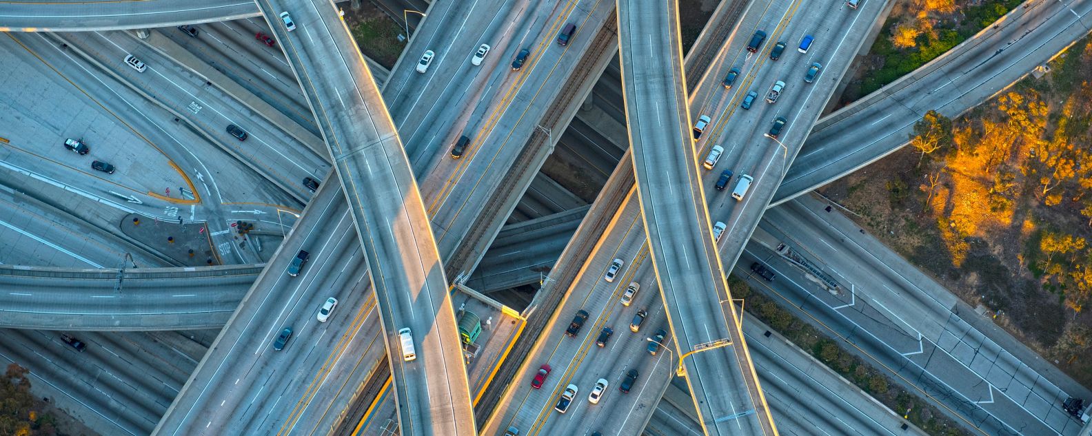 Vista aérea de un intercambiador de autopistas en un paisaje urbano