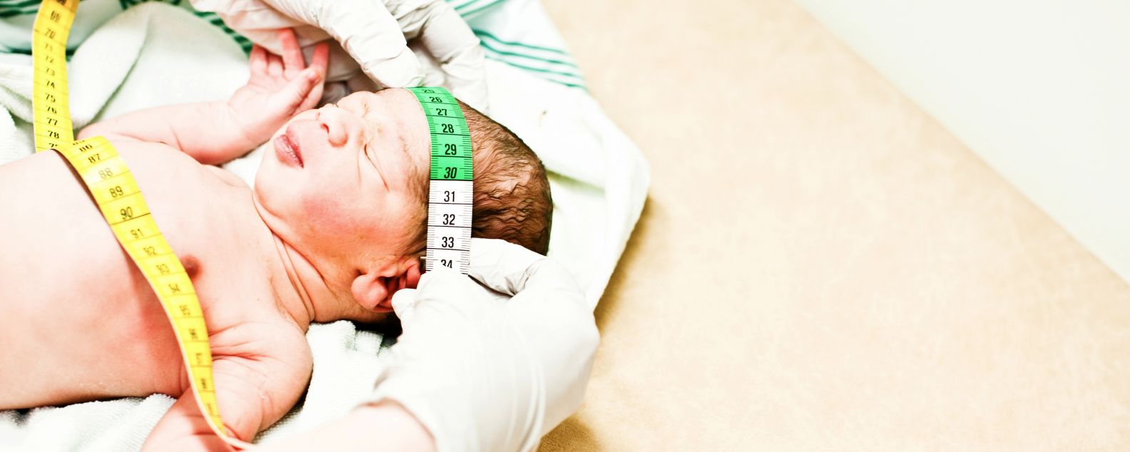 Bebê recém-nascido passando por um primeiro exame físico