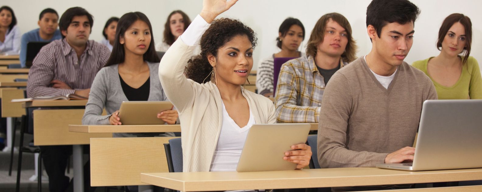 Aluna levantando a mão em sala de aula