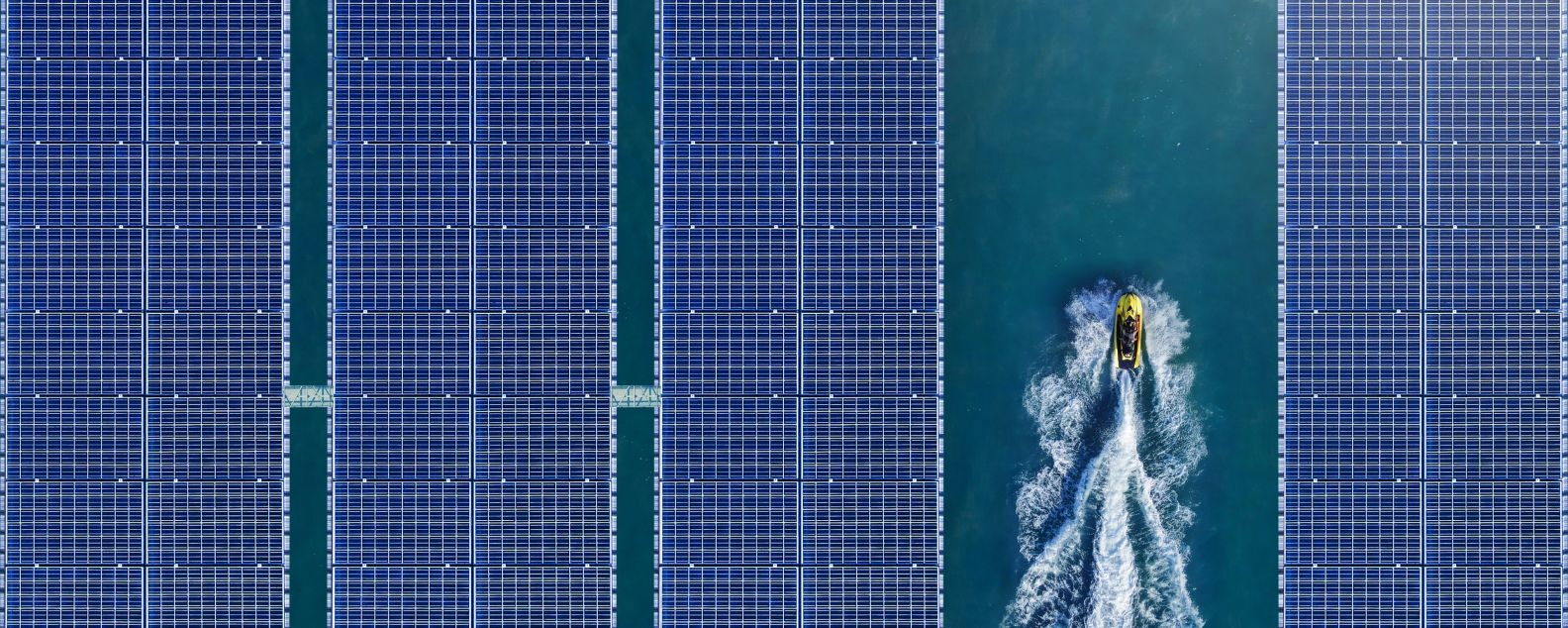 Vista aérea de um painel solar flutuando na represa (fonte de energia limpa)