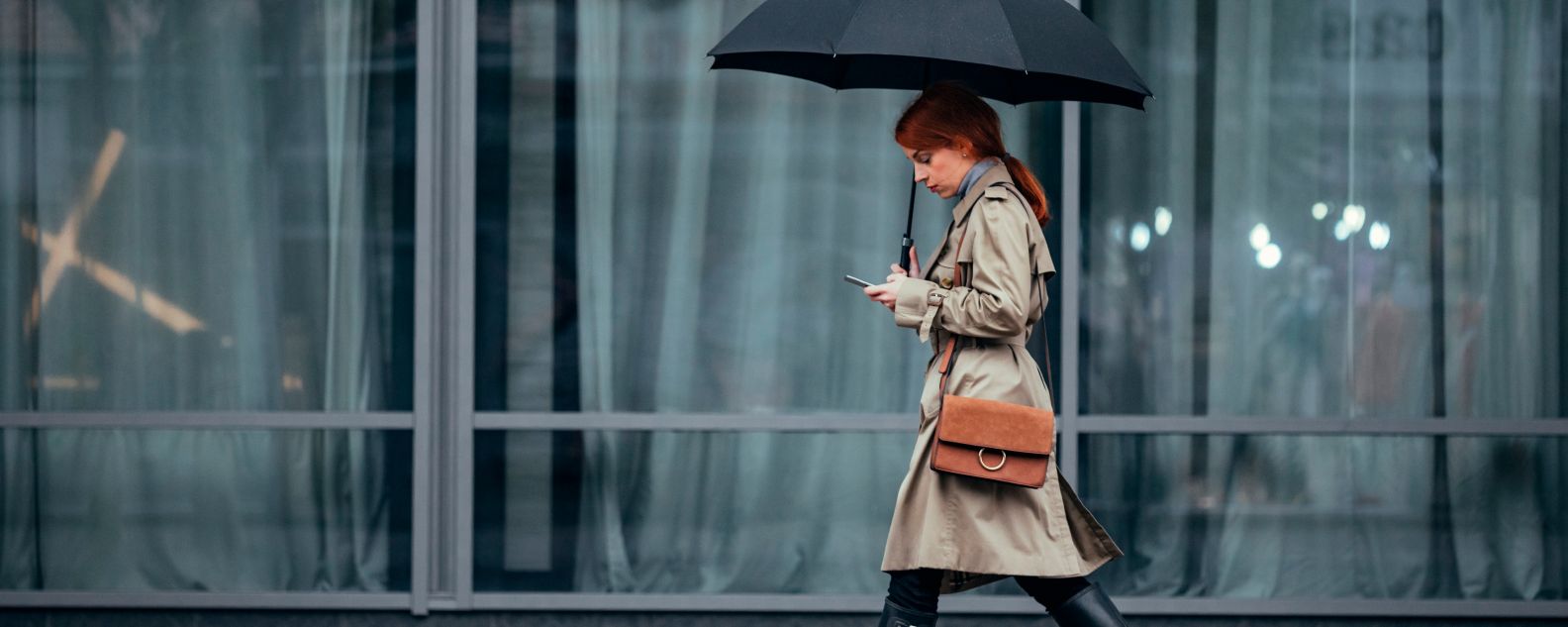 Mujer caminando con un paraguas