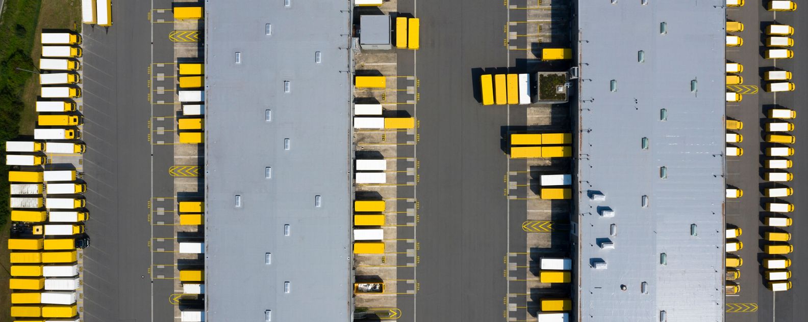 Vista aérea de contêineres de carga e de armazém de distribuição