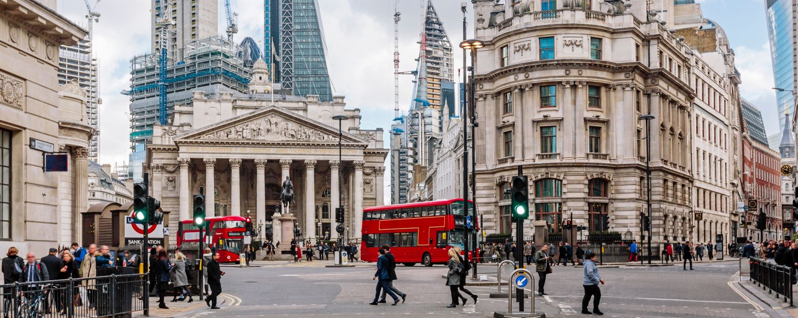 王立取引所ビルのあるロンドン市金融街、ロンドン、イングランド、英国