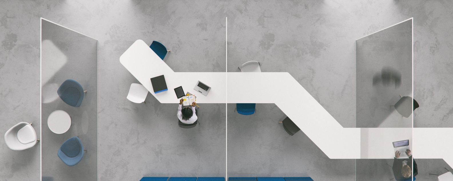 visão aérea de um profissional em um espaço de trabalho de escritório moderno