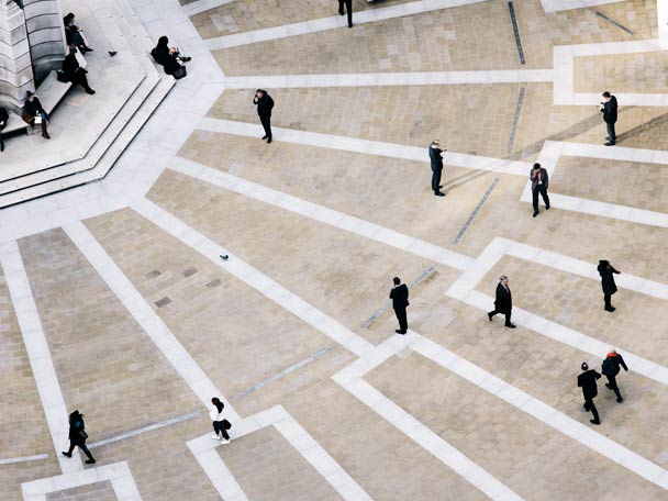 Vue aérienne de plusieurs personnes se tenant à l'extérieur